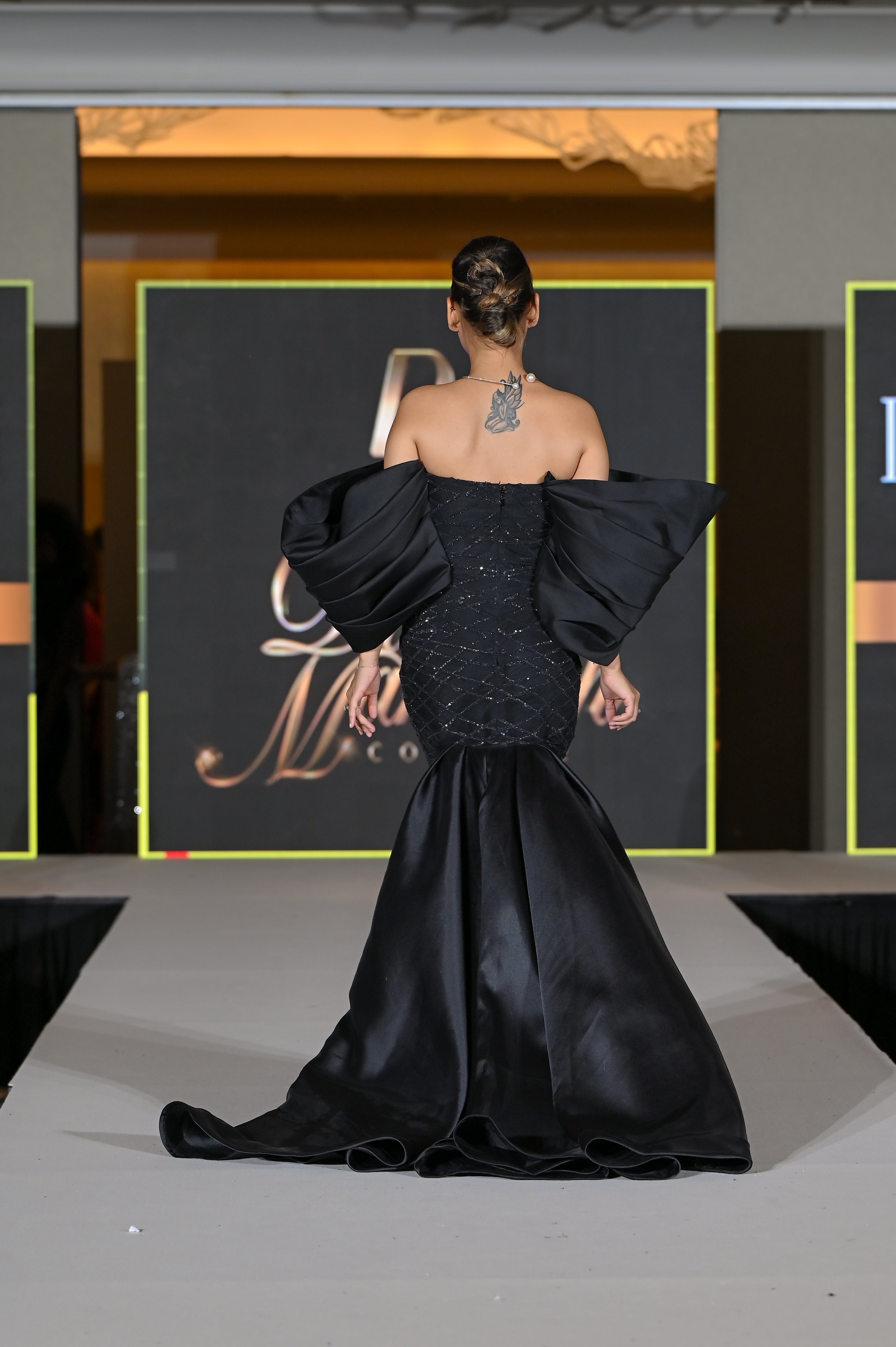 Off shoulder puffed sleeves mermaid gown